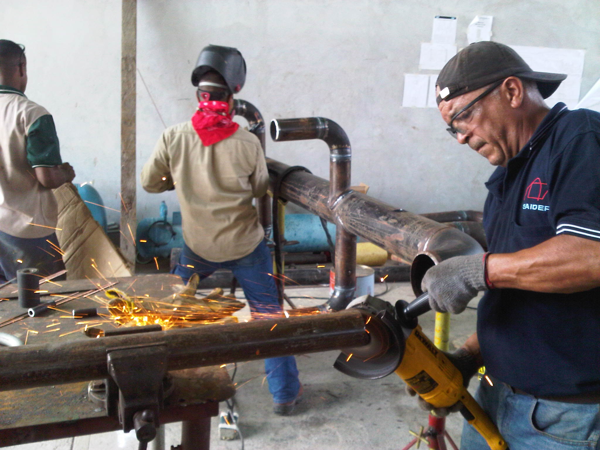 Equipo de Saider en taller